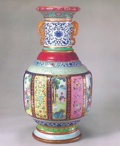 这件各色釉大瓶出产于清乾隆时期，现藏于北京故宫博物院，其中既有青花、又有珐琅彩，如此集高温釉、低温釉以及釉上彩、釉下彩于一身，可以说是高超制瓷技艺的代表作。