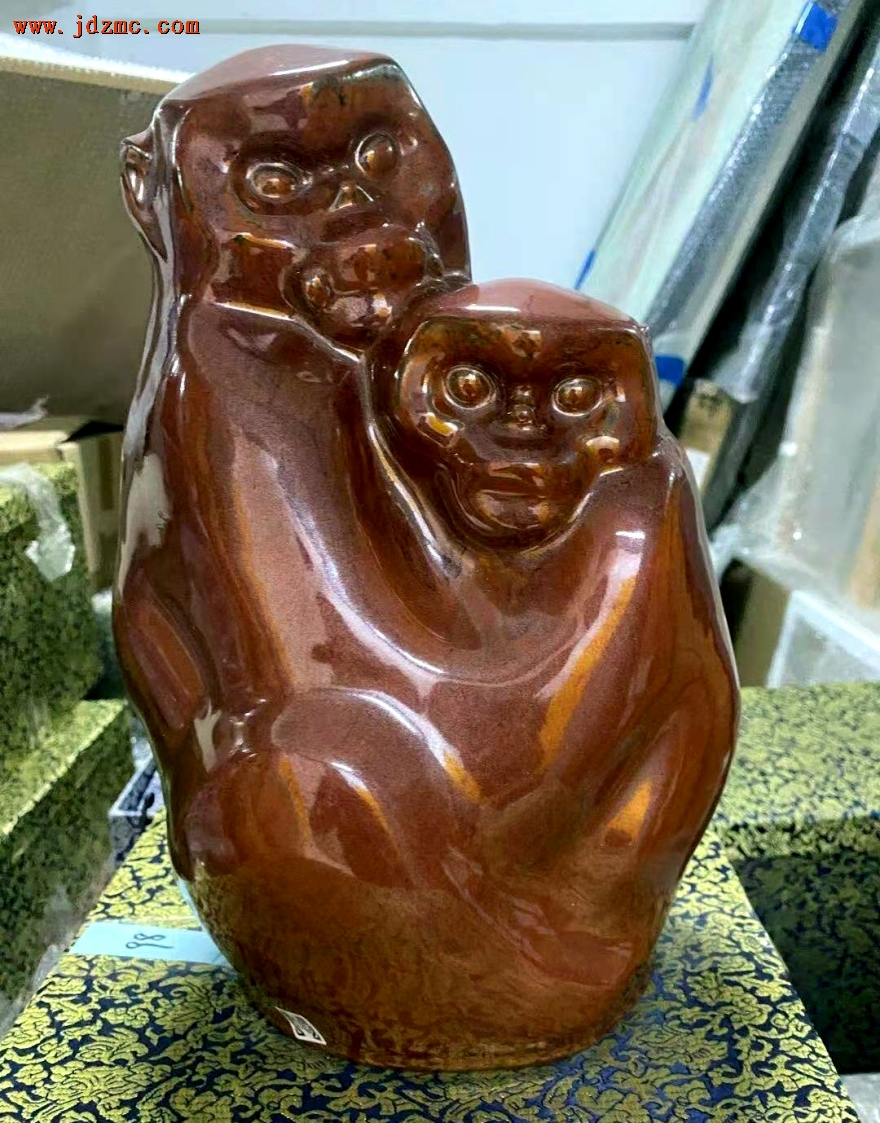 《母子猴》雕塑．周国桢(景德镇陶瓷大学资深教授.景德镇陶瓷雕塑泰斗)